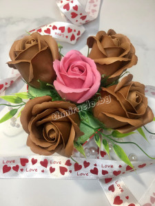 Сапунени рози в луксозна кутия сърце 
